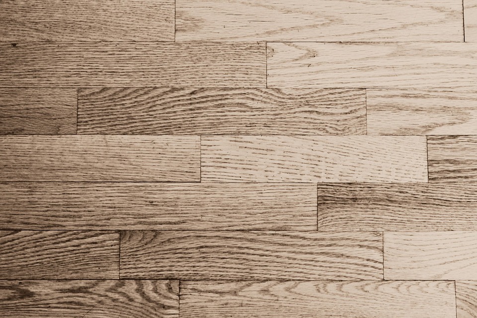 Dlaczego warto postawić na podłogę wykonaną z desek drewnianych?