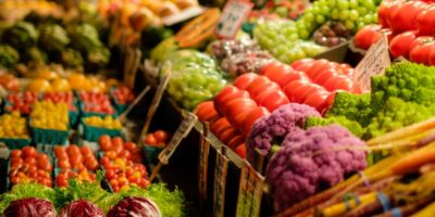 Targ ze świeżymi warzywami i owocami