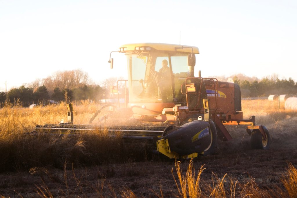 maszyna rolnicza pracująca w polu