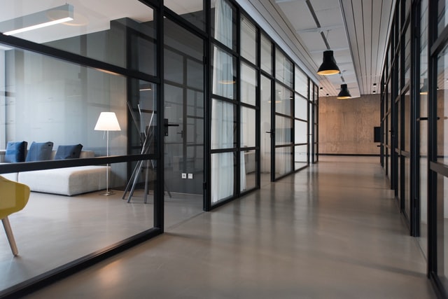 Szklane drzwi do biura – czy warto?